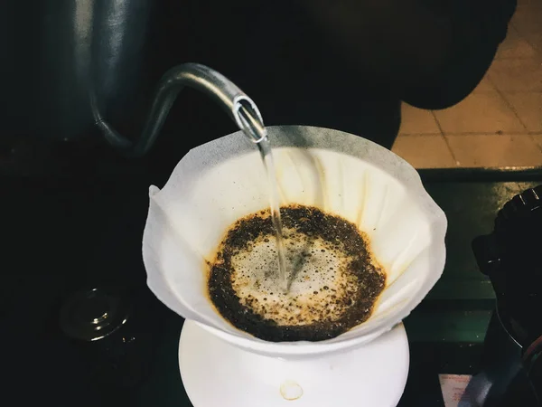 Kookwater Uit Theepot Kolf Gieten Met Koffie Filter — Stockfoto