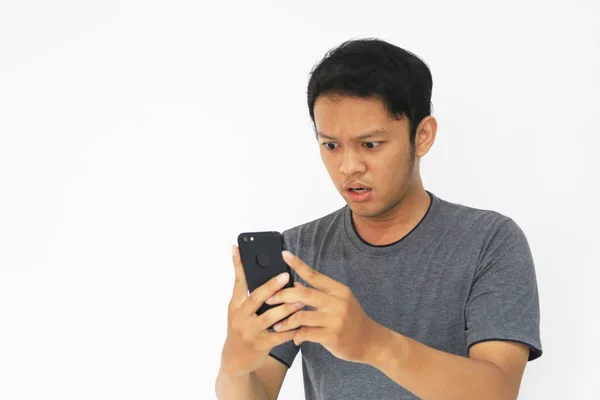 Engraçado Asiático Homem Cinza Shirt Usando Smartphone Gestos Enquanto Posando — Fotografia de Stock