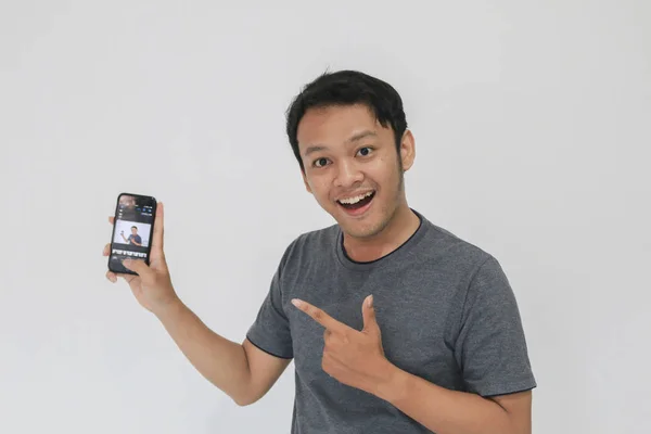 Lustiger Asiatischer Mann Grauen Shirt Mit Smartphone Gestikulierend Während Studio — Stockfoto