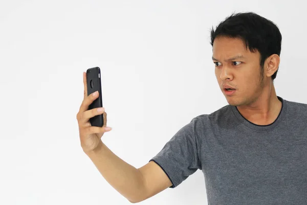 Funny Asian Man Grey Shirt Menggunakan Smartphone Gesturing Saat Berpose — Stok Foto