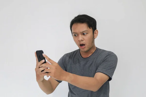 Funny Asian Man Grey Shirt Menggunakan Smartphone Gesturing Saat Berpose — Stok Foto