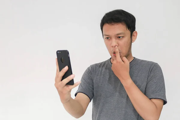 Divertido Asiático Hombre Gris Camiseta Usando Smartphone Gesto Mientras Posando —  Fotos de Stock