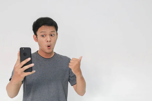 Funny Asian Man Grey Shirt Using Smartphone Gesturing While Posing — Stock Photo, Image