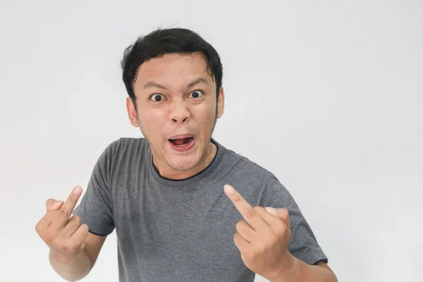 Gri Tişörtlü Komik Asyalı Adam Stüdyoda Poz Veriyor — Stok fotoğraf