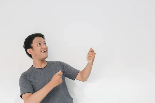 Drôle Asiatique Homme Dans Gris Shirt Gestuelle Pose Dans Studio — Photo
