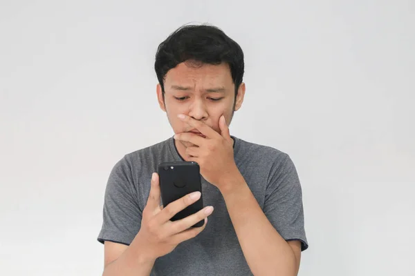 Drôle Asiatique Homme Gris Shirt Utilisant Smartphone Geste Tout Posant — Photo