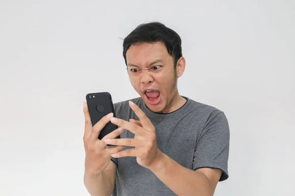Rolig Asiatisk Man Grå Shirt Med Smartphone Gester När Poserar — Stockfoto