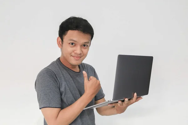 Divertente Asiatico Uomo Grigio Shirt Utilizzando Laptop Gesturing Mentre Posa — Foto Stock