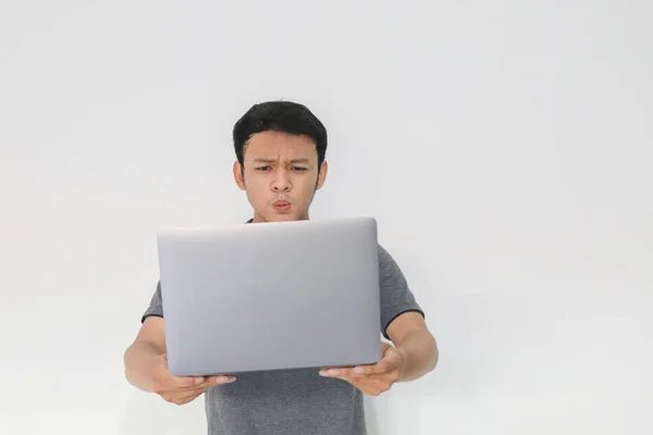 Engraçado Asiático Homem Cinza Shirt Usando Laptop Gestos Enquanto Posando — Fotografia de Stock