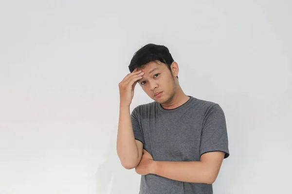 Drôle Asiatique Homme Dans Gris Shirt Gestuelle Pose Dans Studio — Photo