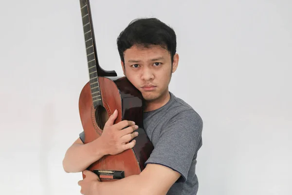 Divertido Asiático Hombre Gris Camiseta Posando Estudio Con Guitarra — Foto de Stock