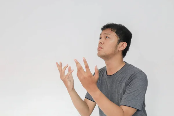 Divertido Asiático Hombre Gris Camiseta Gesto Posando Estudio —  Fotos de Stock