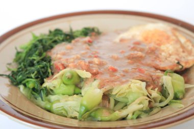 Sebzeli, otlu ve sahanda yumurtalı et..