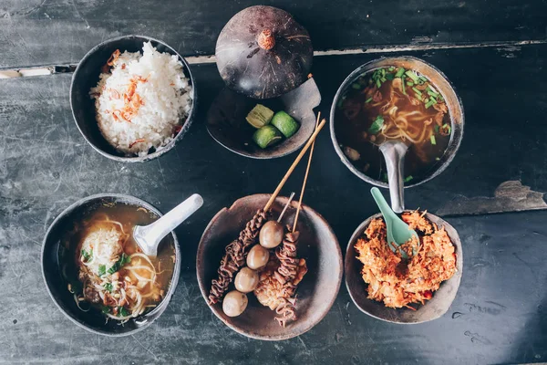 食卓に並ぶアジア料理の数々 — ストック写真
