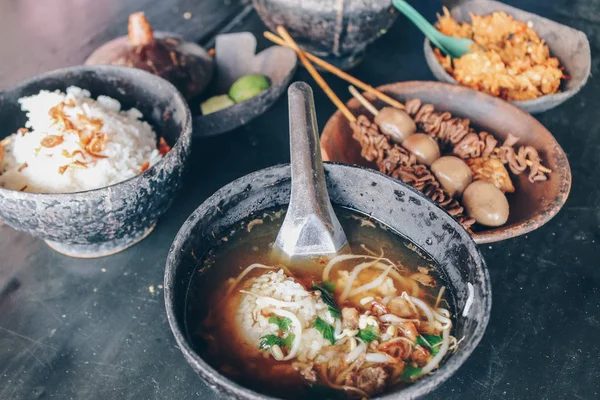 食卓に並ぶアジア料理の数々 — ストック写真