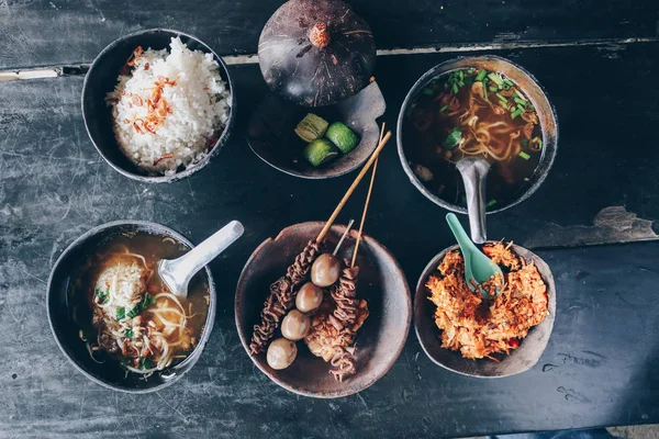 食卓に並ぶアジア料理の数々 — ストック写真