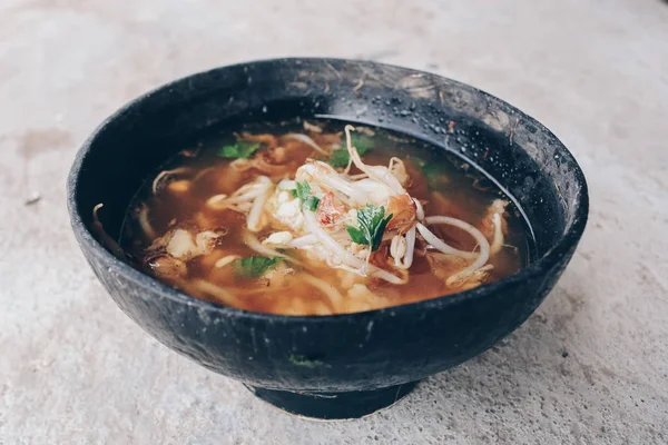 Kasede servis edilen baharatlı Asya çorbası.