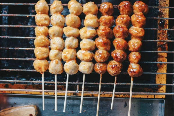 Cucinare Polpette Sugli Spiedini Sulla Griglia All Aperto — Foto Stock