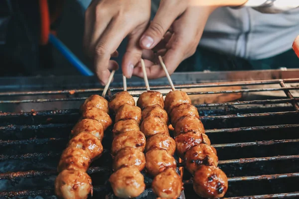 Person Matlagning Köttbullar Spett Grill Utomhus — Stockfoto