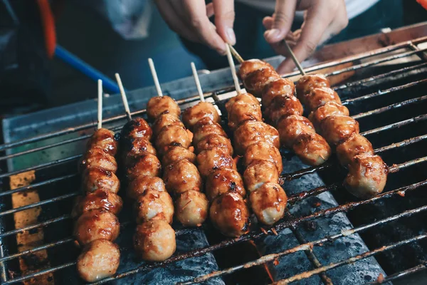 Izgarada köfte pişiren kişi.