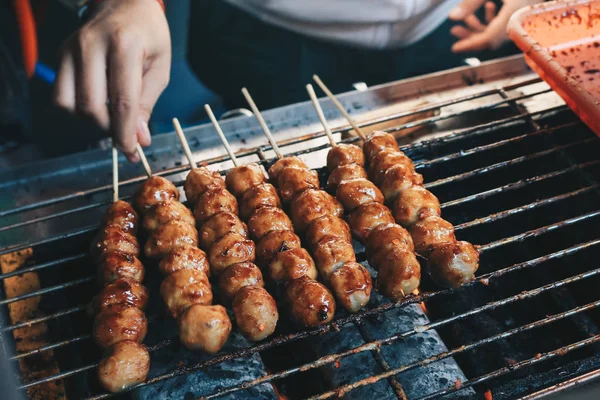 Person Matlagning Köttbullar Spett Grill Utomhus — Stockfoto