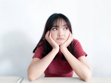 Genç Asyalı kadın stüdyoda poz