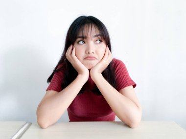 Genç Asyalı kadın stüdyoda poz