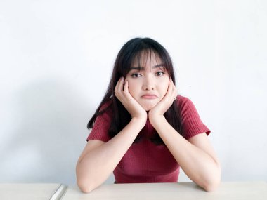 Genç Asyalı kadın stüdyoda poz