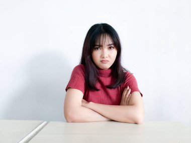 Genç Asyalı kadın stüdyoda poz