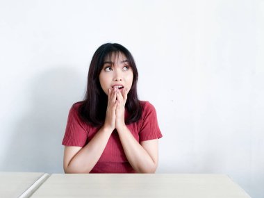 Genç Asyalı kadın stüdyoda poz