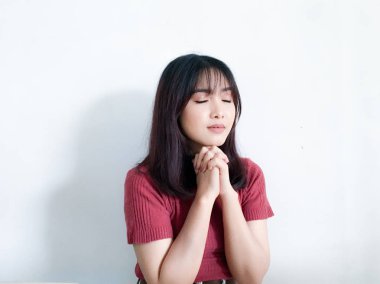 Genç Asyalı kadın stüdyoda poz