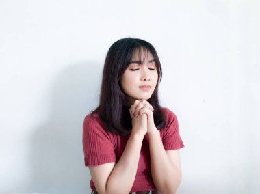 Genç Asyalı kadın stüdyoda poz