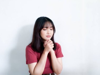 Genç Asyalı kadın stüdyoda poz