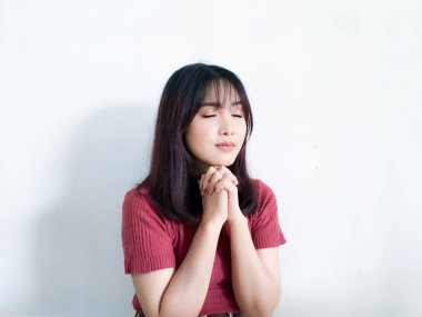 Genç Asyalı kadın stüdyoda poz