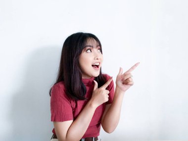 Genç Asyalı kadın stüdyoda poz