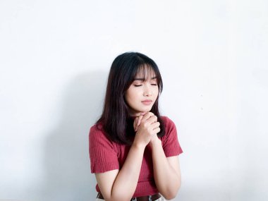 Genç Asyalı kadın stüdyoda poz