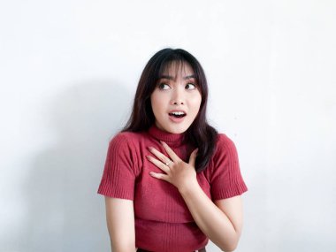 Genç Asyalı kadın stüdyoda poz