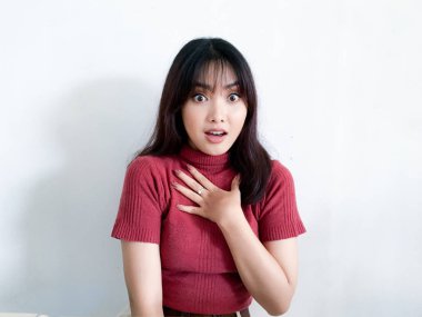 Genç Asyalı kadın stüdyoda poz