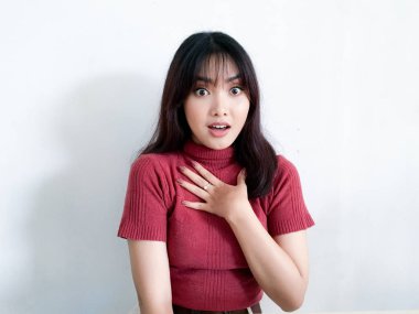 Genç Asyalı kadın stüdyoda poz