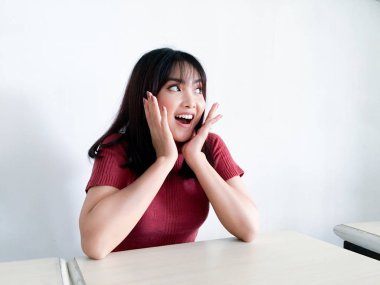 Genç Asyalı kadın stüdyoda poz