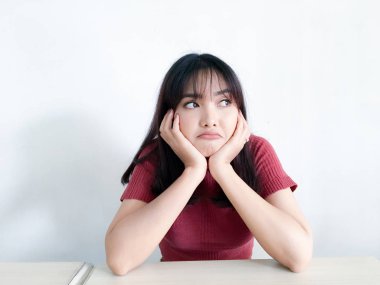 Genç Asyalı kadın stüdyoda poz