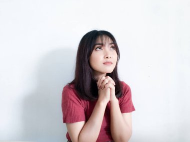 Genç Asyalı kadın stüdyoda poz