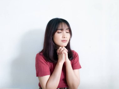 Genç Asyalı kadın stüdyoda poz