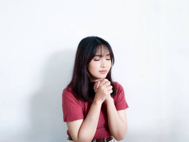 Genç Asyalı kadın stüdyoda poz