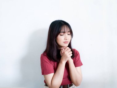 Genç Asyalı kadın stüdyoda poz