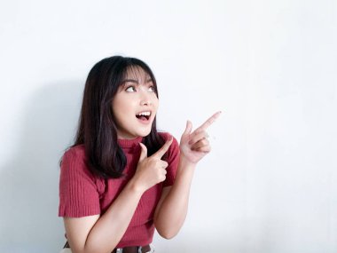 Genç Asyalı kadın stüdyoda poz