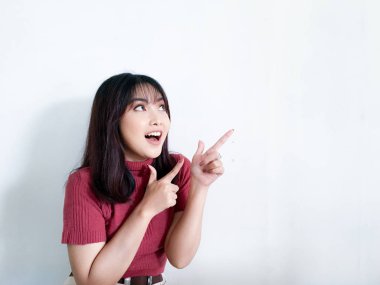 Genç Asyalı kadın stüdyoda poz