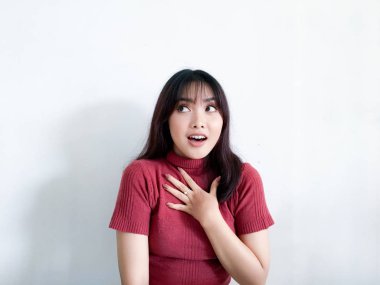 Genç Asyalı kadın stüdyoda poz