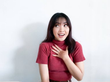 Genç Asyalı kadın stüdyoda poz