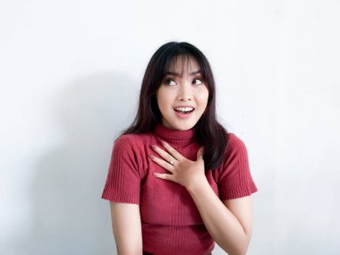 Genç Asyalı kadın stüdyoda poz